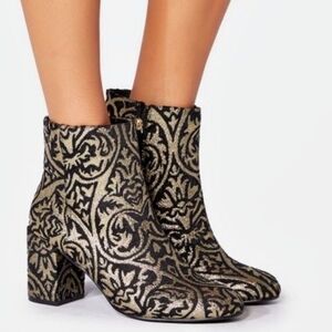 JustFab Jacinta heeled ankle bootie, black gold embroidered Jacquard Sz 8